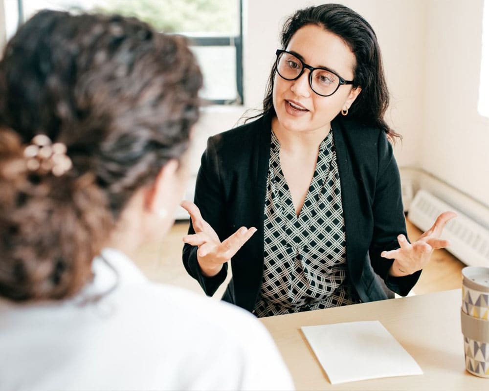 Conseillère Une femme qui conseille un cliente
